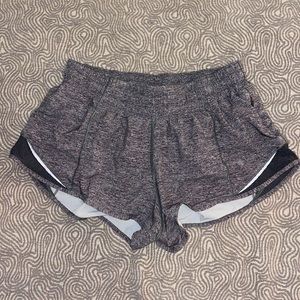 Lululemon Hotty Hot 2.5’’ shorts heather grey size 6